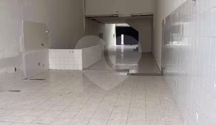 Galpão Comercial à Venda de 300m² com 4 banheiros térreo subsolo mezanino e quintal no Bom Retiro SP