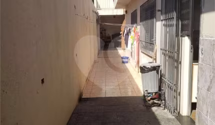 Casa térrea -  com 230 metros quadrados de área útil, 5 banheiros, 2 vagas.