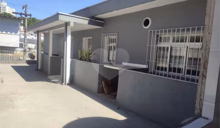 Toda a casa é numa sobreloja com acesso independente por escada. Pode ser utilizada como residência
