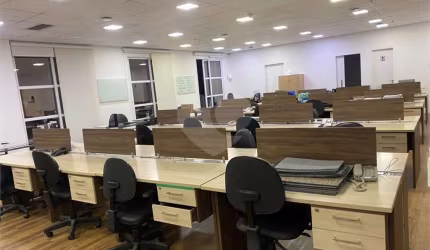 Excelente localização 235 m2 são tres salas conjugadas ,2 Banheiros,06 vagas,Frente do prédio
