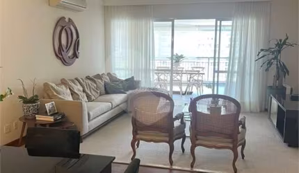 Apartamento em condomínio clube no Campo Belo