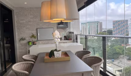 Apartamento totalmente reformado,  100M2 no Campo Belo, com 2 vagas