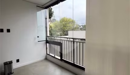 Dois quartos, 1 Suíte, varanda com churrasqueira, no Morumbi. Próximo ao Metrô