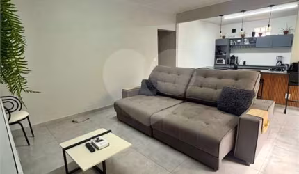 Apartamento reformado com dois dormitórios em Mirandópolis.
