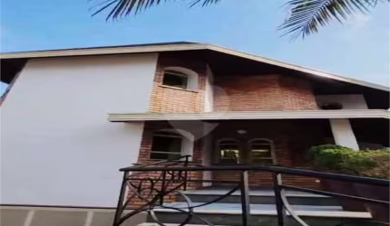 Excelente casa para locação em condomínio.