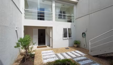 Casa comercial disponível para locação no bairro Lapa.