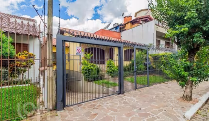 Casa com 3 quartos à venda na Rua Eurico Lara, 350, Medianeira, Porto Alegre, 217 m2 por R$ 1.500.000