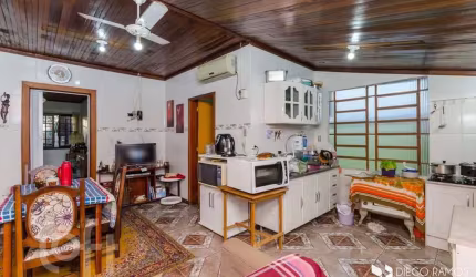 Casa com 3 quartos à venda na Rua Dezenove de Abril, 109, Jardim Itu Sabará, Porto Alegre, 247 m2 por R$ 490.000