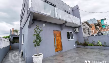 Casa com 3 quartos à venda na Três Mil Setecentos e Quarenta e Oito, 871, Agronomia, Porto Alegre, 160 m2 por R$ 522.000