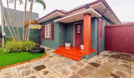 Casa com 3 quartos à venda na Travessa Afonso Mabilde, 44, Santa Maria Goretti, Porto Alegre, 150 m2 por R$ 799.000