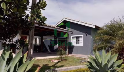 Linda casa com piscina no Cond Terras de Atibaia I - SP REF1536