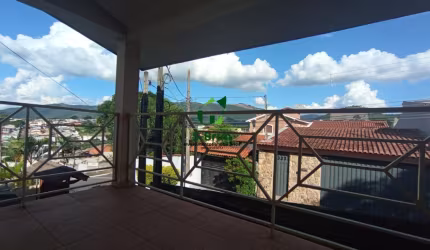 Oportunidade – Amplo Terreno com Construção Espaçosa e Vista para a Pedra Grande