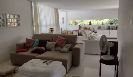 Vendo uma Excelente Casa em Condomínio Fechado na Estrada do Coco. R$ 1.790.000,00.