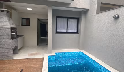 Sobrado com piscina individual em Condomínio