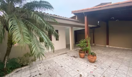 Casa com 03 Dormitórios e Piscina a poucos metros da Praia