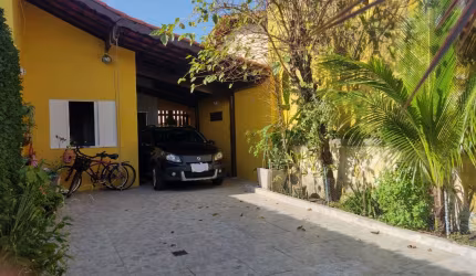 Casa com muito Quintal em Mongaguá ( Lado Praia )