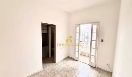 Apartamento localizado no Embaré, com acesso direto para a orla da praia - Excelente opção para investimento