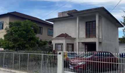Sobrado com 2 quarto sendo 1 suíte.