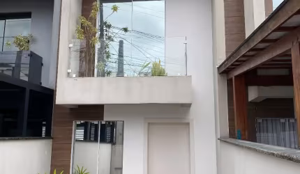 Lindo Geminado com 2 quartos no iririú.
