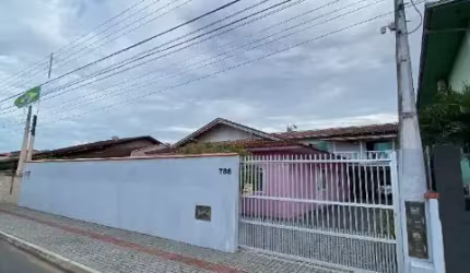 Casa com 2 quartos + sobrado nos fundos.