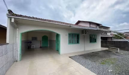 Casa averbada com 217m²