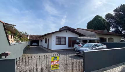 Casa alvenaria medindo 100m², localizada no bairro Aventureiro, Joinville/SC.