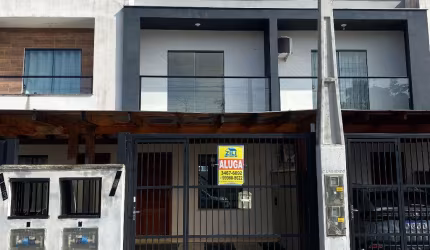 Sobrado geminado medindo 79 metros, localizado no Bairro Espinheiros, Joinville/SC.