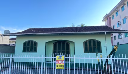 Casa alvenaria medindo 120m², localizada no bairro Iririu, Joinville/SC