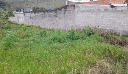 Lote com topografia plana, com 300 metros quadrados em Chapéu D'uvas
