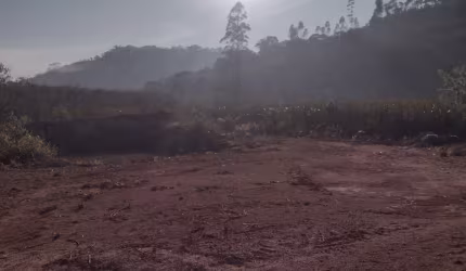 Excelente topografia, totalmente plana, com lago na divisão de fundos
