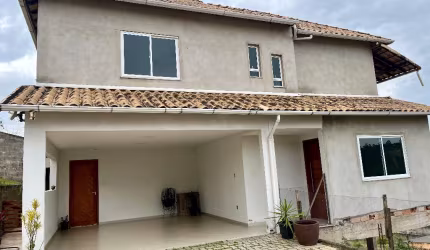 Ótima casa com três dormitórios, local tranquilo e seguro
