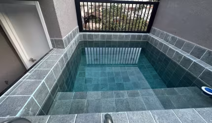 Sobrado tríplex em village com piscina.