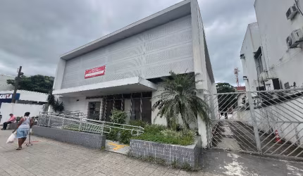 Prédio comercial na Av 9 de abril.