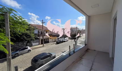 Oportunidade Incrível no Casqueiro – Casa Sobreposta Alta, Moderna e Espaçosa!