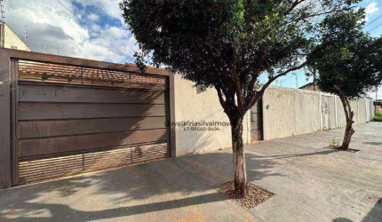 Ótima casa com 03 quartos e piscina no Rita Vieira