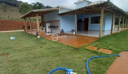 Chácara de 1400m² com piscina e área de lazer em Itatiaiuçu