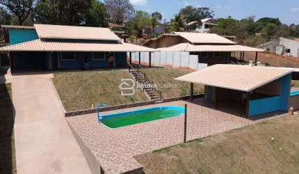 Chácara de 1000m² com piscina e churrasqueira na área de lazer no Parque do Lago