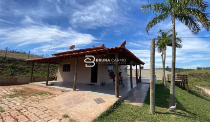 Chácara com piscina e área de lazer com churrasqueira em Pedra Linda