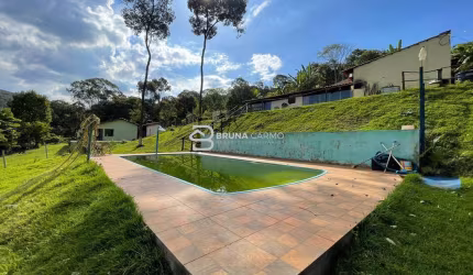 Chácara 1000m² com 02 quartos, piscina, churrasqueira em Itatiaiuçu-MG