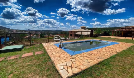 Chácara com 1.200m² com 04 quartos e piscina aquecida a 1km de Santa Terezinha!