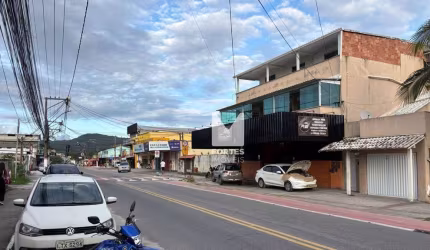 Apartamento SEMI-MOBILIADO com 2 Quartos alugar em Maricá/RJ