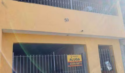 Imóvel com 3 moradias em boa localização, com comércio, pontos de interesse e 10 minutos do terminal Piraporinha. Necessita reforma.