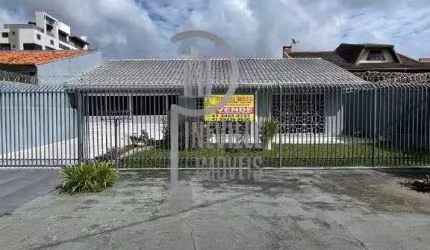 CASA PADRÃO EM TERRENO DE 746,00 METROS