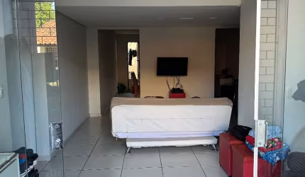 Apartamento no térreo recém reformado.