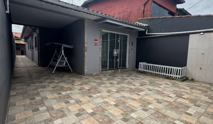 Alugo casa grande muito bonita com 3 dormitorios 1 suíte sala bem espaço