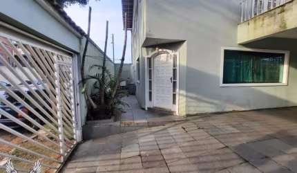 SOBRADO DE 03 DORMITÓRIOS SENDO 03 SUÍTES COM 03 VAGAS DE GARAGEM