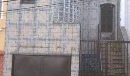SOBRADO EM SANTANA COM 03 DORMITÓRIOS POSSUI 02 VAGAS DE GARAGEM, LOCALIZADO À 0