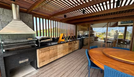 CASA 4 SUÍTES EM IMBASSAÍ - PORTEIRA FECHADA