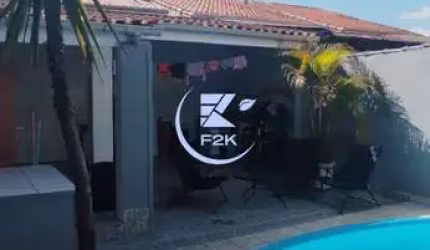 Casa a venda com 3 dormitórios e piscina