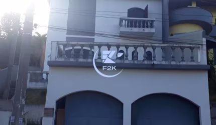 Casa à venda no centro de Arujá, 3 dorms sendo 1 suíte